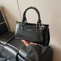 Minimalistische schwarze Leder-Umhängetasche CLEAR K mit polierten Henkeln und Silber-Metall - Ohne Anhänger / Schwarz