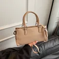 Elegante beige Handtasche mit Griffen und verstellbarem Schultergurt mit silberner Schrift - Ohne Anhänger / Khaki