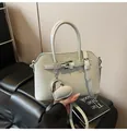 Elegante bolso de mano gris claro en cuero granulado con cierre y dije de corazón - Con Colgante / verde claro