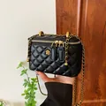Elegante bolso bandolera acolchado negro con flor dorada y correa de cadena - Grande / Negro