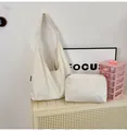 Detalle del bolso tote de lona color crema con un neceser de almacenamiento a juego - Talla única / Bolso Tote Y Neceser (Blanco Roto) / Blanco Roto
