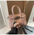 Bolso rosa tipo concha con textura de grano y colgante de corazón elegante - Con Colgante / Rosa