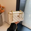 Bolso bandolera acolchado blanco con cadena dorada y detalle floral elegante - Grande / Blanco