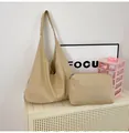 Vista de detalle del set de bolsos de lona caqui con textura gruesa y bolso interno - Talla única / Bolso Tote Y Estuche (Caqui) / Caqui