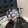 Borsa a mano minimalista con motivo a serpente bianco e nero e borchie argentate - Bianco