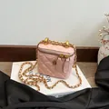 Bolso rosa de cuero acolchado con adorno floral de metal y cadena dorada - Grande / Rosa