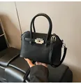 Borsa a tracolla minimalista in pelle martellata nera con finiture metalliche argentate - Senza Ciondolo / Nero
