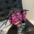 Borsa Boston con stampa pitonata rosa e nera, manici in pelle e tracolla regolabile - Rosa Rosso