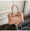 Borsa rosa a mano con grana a buccia d'arancia e chiusura girevole in metallo argento - Senza Ciondolo / Rosa