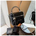 Schwarze gesteppte Mini-Box-Tasche mit Kettengurt und metallischem Herz-Logo-Detail - Gestepptes Diamant-Design (SS-9633) / Schwarz