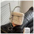 Weiße Stepptasche mit Doppelreißverschluss, Goldketten-Griff und Kugel-Anhänger - Gestepptes Diamant-Design (SS-9633) / Weiß