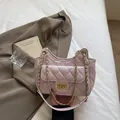 Light pink quilted shoulder bag with golden chain strap and metallic turn-lock closure - One Size / Pink