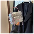 Silberne Stepp-Boxtasche mit rosa Kettenriemen und Clear-Herz-Aufdruck - Metallisch Gestepptes Diamant-Design (SS-9633) / Silber