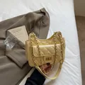 Elegante borsa a tracolla beige trapuntata con catena dorata e chiusura a scatto - Taglia unica / Giallo