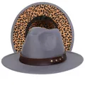 Cappello jazz in feltro grigio con tesa leopardata e fascia in pelle con borchie - Taglia unica(56-58cm) / Grigio (239-A)