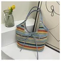 Bunte gestreifte Stroh-Tasche mit blauem Ledergriff und großer Schleifenverzierung - Blau