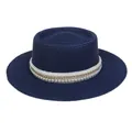 Dunkelblauer Strohhut mit flacher Krone und eleganter Perlen- und Goldkettenverzierung - Einheitsgröße(56-58cm) / Perlen-Goldkettchen-Band (311J-Marineblau)