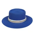 Königsblauer Strohhut im Boater-Stil mit eleganten weißen Perlen und goldener Gliederkette - Einheitsgröße(56-58cm) / Perlen-Goldkettchen-Band (311K-Blau)