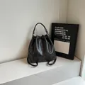 Sac à dos seau noir polyvalent en similicuir texturé avec cordon de serrage - Taille unique / Noir