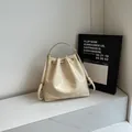 Sac seau blanc cassé avec fermeture à cordon et détails métalliques dorés vintage - Taille unique / Blanc Cassé