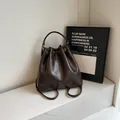 Sac seau à dos en similicuir marron foncé avec détails dorés et fermeture à cordon - Taille unique / café