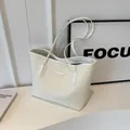 Weisse gewebte Damentasche mit grossem Stauraum, elegante Schultertasche für Alltag. - Gebrochenes Weiß