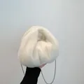 Borsa a nuvola in ecopelliccia bianca con catena d'argento per donna autunno - Taglia unica / Bianco