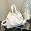 Grande borsa tote trapuntata bianca con coulisse e manici morbidi imbottiti - Taglia unica / Bianco