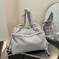 Borsa tote grigia trapuntata con coulisse e manico imbottito per uno stile invernale - Taglia unica / Grigio
