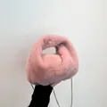 Borsa a secchiello in peluche rosa chiaro con morbida pelliccia sintetica e catena - Taglia unica / Rosa