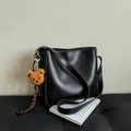 Sac cabas minimaliste en cuir PU noir avec breloque ours en peluche et logo embossé - Avec Pendentif / Noir
