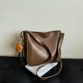 Sac seau en cuir PU marron mat avec logo de mode et décoration de petit ours en peluche - Avec Pendentif / Kaki