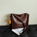 Sac fourre-tout vintage marron avec charm ours en peluche et gaufrage de mode - Avec Pendentif / Marron