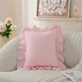 Gros plan sur les bords à volants d'une taie d'oreiller en coton lavé rose doux - Rose / 45x45 cm