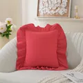 Détail d'une taie d'oreiller en coton rouge avec bordures à volants sur un canapé blanc - Rouge / 45x45 cm