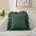 Détail de la texture d'une taie d'oreiller en coton vert foncé avec bordure à volants - Vert Foncé / 45x45 cm