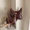 Ensemble sac selle matelassé rouge foncé avec chaîne dorée et poignée en cuir - Petit / Rouge