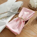 Sets de table rectangulaires en coton rose et blanc avec ruban sur table en bois - 30x45cm / Bord Roulé / Rose