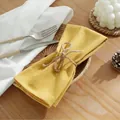 Serviette en coton jaune avec nœud en jute sur plateau en rotin pour décoration - 30x45cm / Bord Roulé / Jaune Chaud