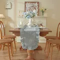 Franse vintage tafelrunner blauw wit geblokt met ruches op een houten eettafel - 35x120cm / Blauw Geruit