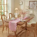 Detail van roze en wit geblokte tafelloper met elegante ruches op houten ondergrond - 35x120cm / Roze Geruit