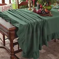 Gros plan sur la nappe vert foncé avec bordure à volants pour décoration de table de Noël - Vert Foncé