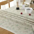 Blumige Baumwoll-Leinen-Tischdecke mit weißer Spitze auf einem Holztisch - 140*250cm / Blumendruck mit Spitzenkante