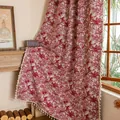 Detalle de cortinas bohemias rojas con patrones de palmeras y flecos de borlas beige - Estilo de Gancho / 150x45cm / Bosque Rojo