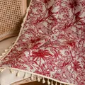 Detail van rode Toile de Jouy stof met exotische luipaardprint en franje kwastjes - Rode Kokosnootboom (Kwastje Haak) / 150cm Breedte x 45cm Hoogte