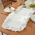 Detailopname van witte tafelloper met ruches op houten tafel met vintage serviesgoed - 35x120cm / Puur wit