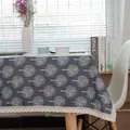 Nappe en coton-polyester avec motifs d'arbres blancs et bordure en dentelle chic - Renne de la Forêt Avec Bord en Dentelle