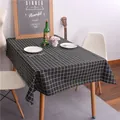 Close-up van zwart-wit geblokt linnen tafelkleed met zware stoffen drapering detail - Zwart Geruit