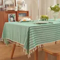 Lichtgroen gestreept rechthoekig tafelkleed met franjes en kwastjes in een gezellige eetkamer - 60*60cm / Kwastjes Stijl / Groen
