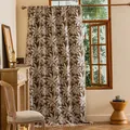 Detail van boho gordijn met palmbladprint en katoenen kwastjes aan houten raamkozijn - Herfstbladeren patroon (Roede) / 150cm (B) x 45cm (H)